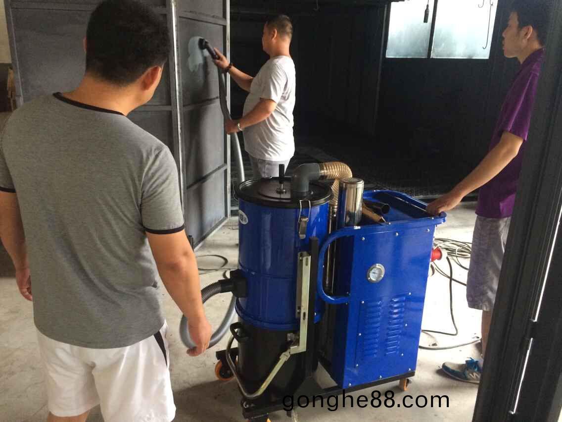 打磨(mo)車間該如(ru)何選(xuan)擇工業(ye)吸塵器(qi)呢(ne)？85