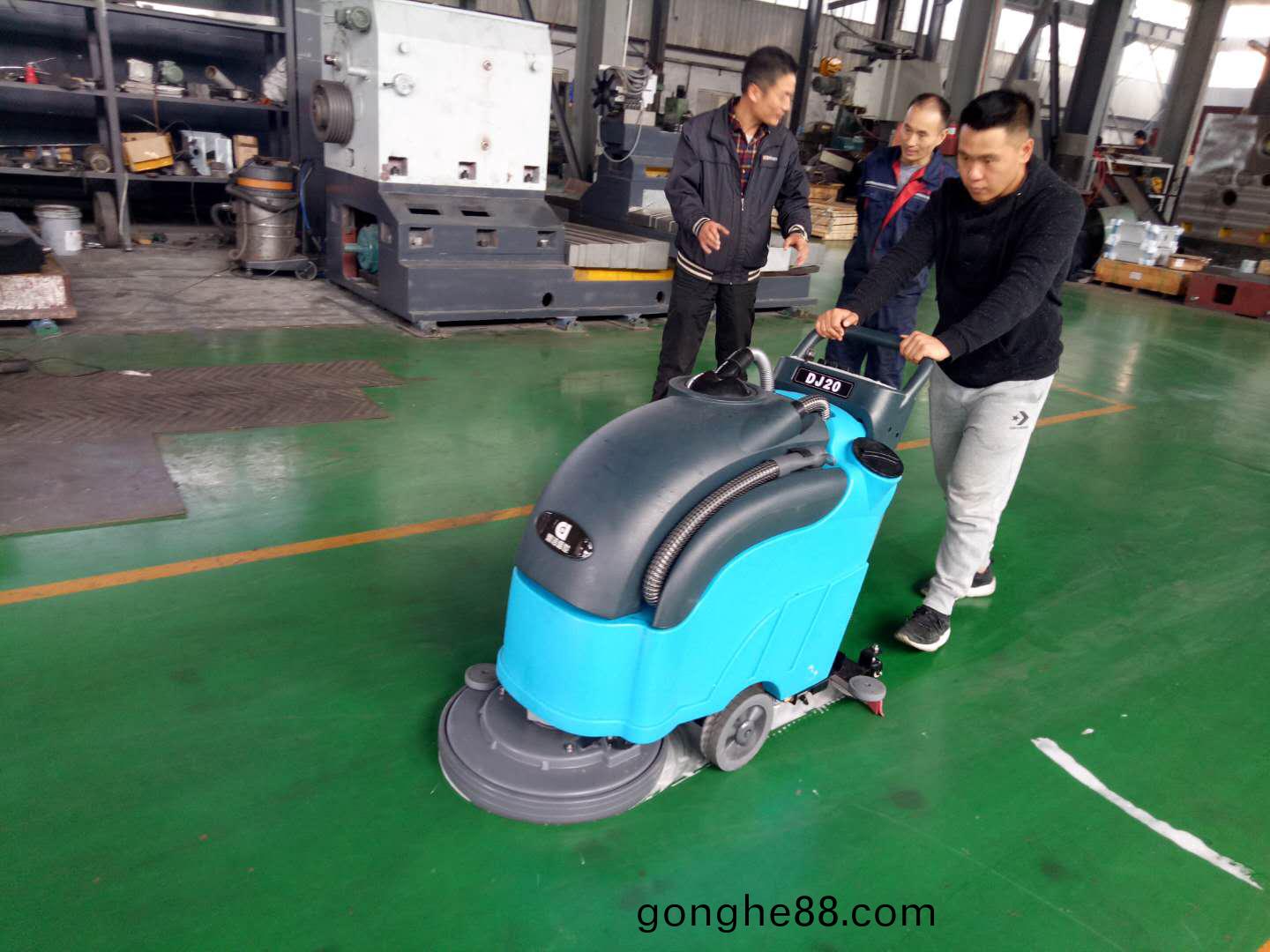 鼎(ding)潔(jie)盛世洗地機DJ20入(ru)駐(zhu)濟南(nan)某大型車(che)間(jian)82