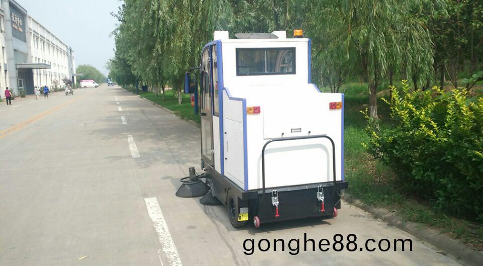 濱州(zhou)大(da)型工業園(yuan)選(xuan)擇(ze)鼎(ding)潔(jie)盛(sheng)世全(quan)封閉掃(sao)地(di)車清(qing)掃園區(qu)道路(lu)13