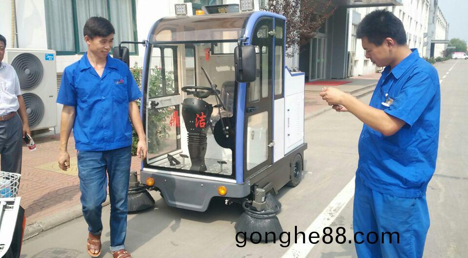 濱州(zhou)大(da)型工(gong)業園選(xuan)擇(ze)鼎潔盛世(shi)全(quan)封閉(bi)掃地車清(qing)掃園區(qu)道(dao)路13